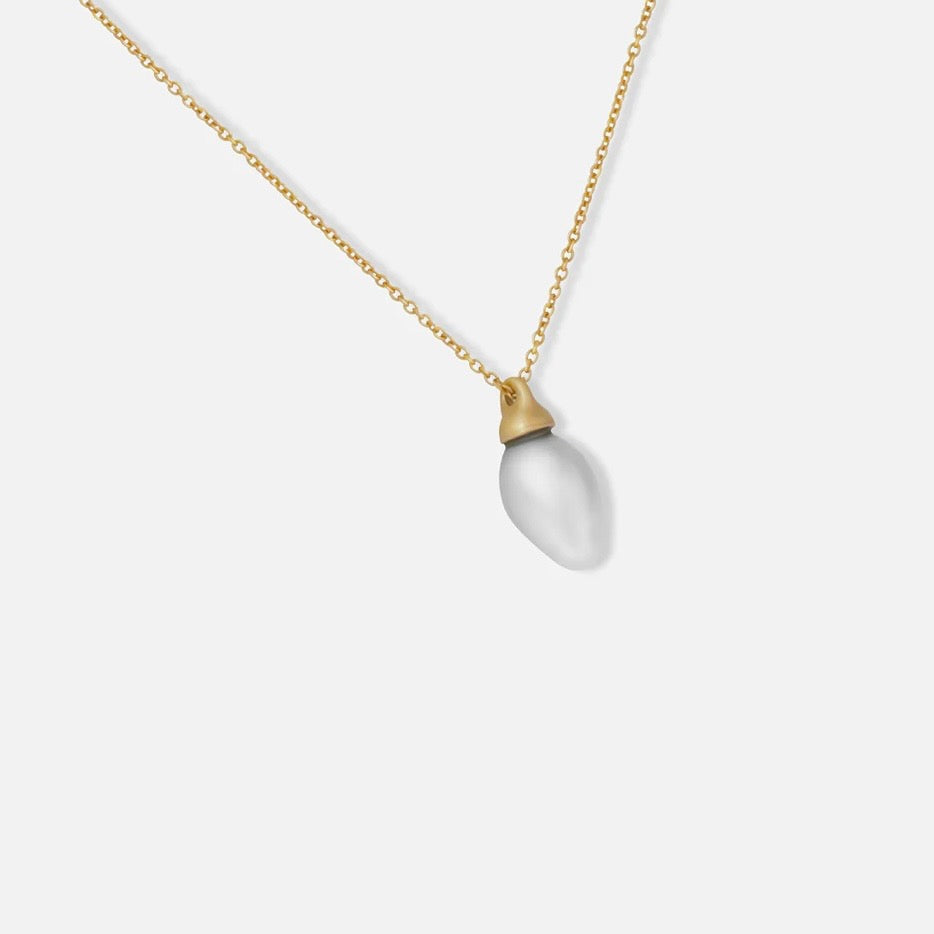 Simple classic pearl necklace