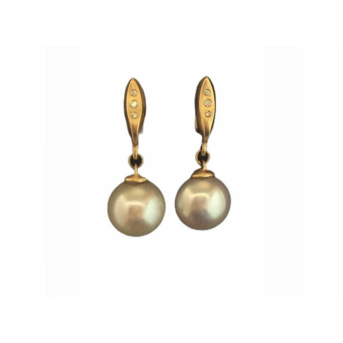 Add a touch of elegance to your ensemble with these stunning Button Diamond Pearl Earrings. Crafted with high-quality Japanese pearls, these earrings exude sophistication and timeless beauty. Elevate your style and make a statement with these exquisite earrings. Ear piece 10mm 3 x 1 pointer diamonds 8mm -10mm Japanese pearls Need different material, stone,