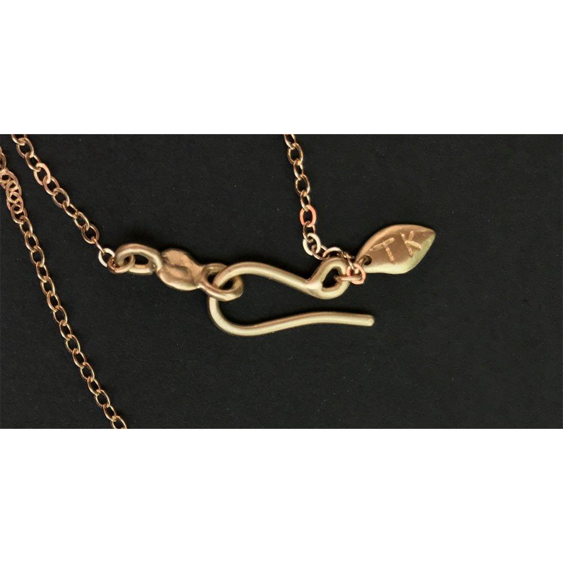 Add a touch of elegance and sophistication to any outfit with this stunning LEAF WITH FANCY CLASP AND PEARL pendant necklace. The intricate leaf design and lustrous pearl make it a timeless piece that will enhance your style for any occasion. 3mm Pearl 16 inch chain