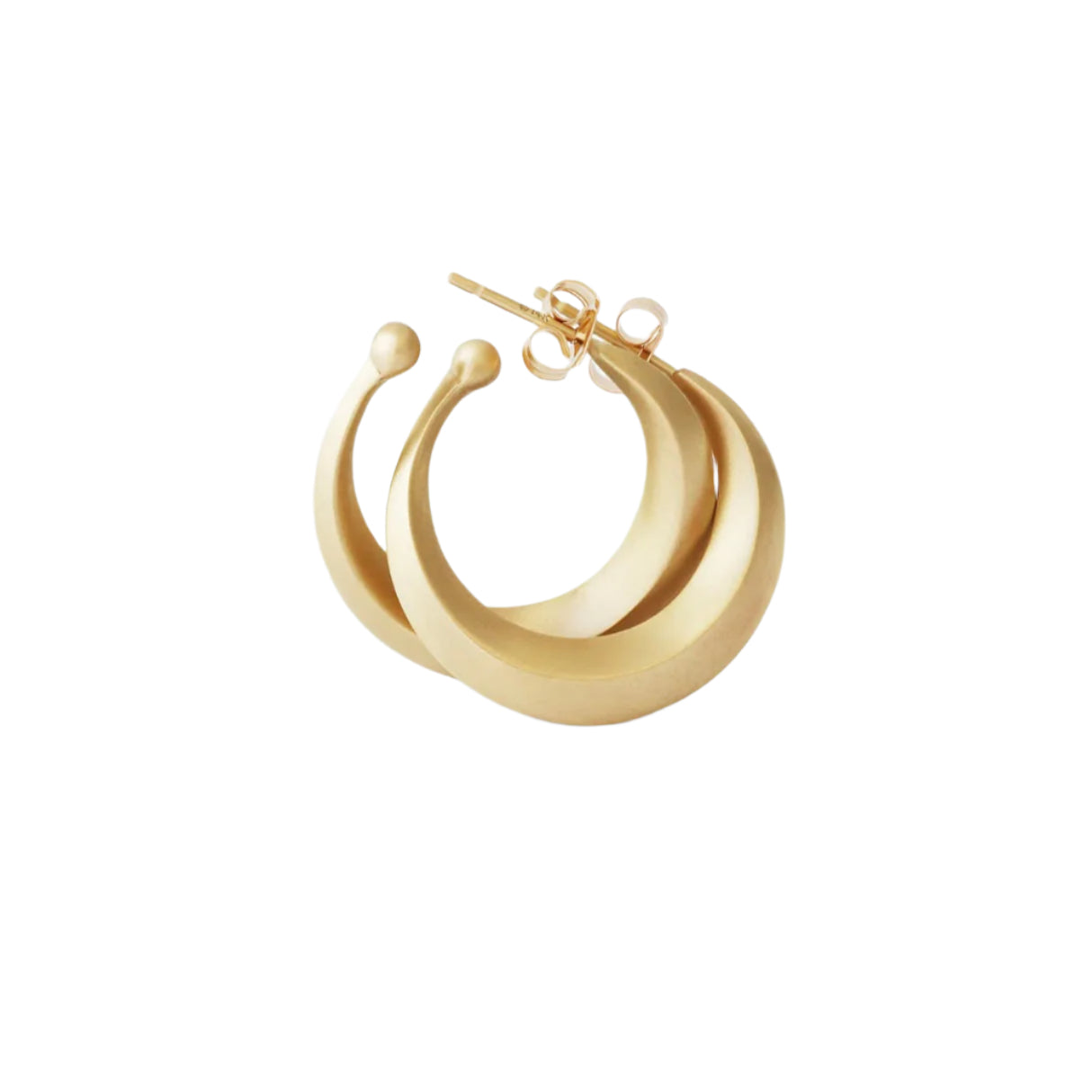 Make a bold statement with these Medium Travelling Hoops. These versatile earrings are perfect for adding a touch of elegance to any outfit. 14k Yellow Gold Satin Finish HxW: 1" x 5.18mm