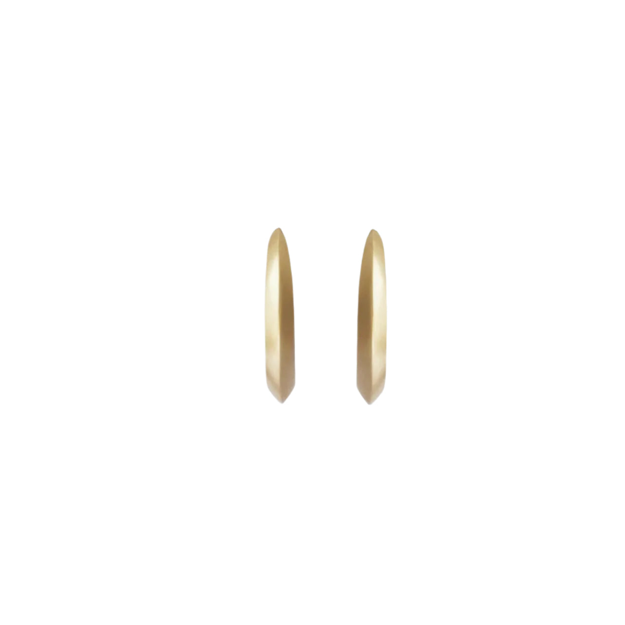 Make a bold statement with these Medium Travelling Hoops. These versatile earrings are perfect for adding a touch of elegance to any outfit. 14k Yellow Gold Satin Finish HxW: 1" x 5.18mm