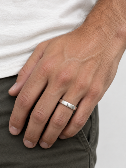 A hammered men’s tetured ring